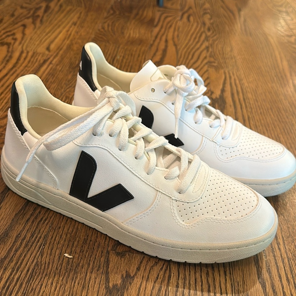 Veja V-10 sneakers - men’s size 8 - women’s size 10